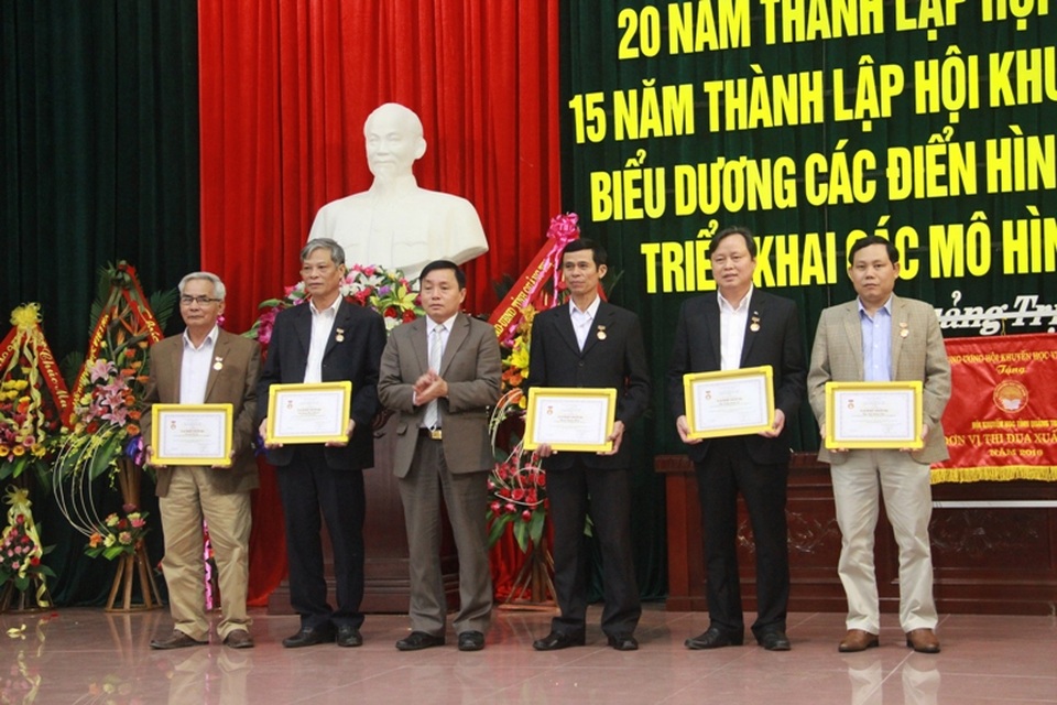 Hội Khuyến học tỉnh Quảng Trị: 15 năm, huy động gần 260 tỷ đồng - 2 Ông Nguyễn Đức Dũng, Phó Chủ tịch HĐND tỉnh tặng Kỷ niệm chương Vì sự nghiệp Khuyến học của Trung ương hội cho các cá nhân.