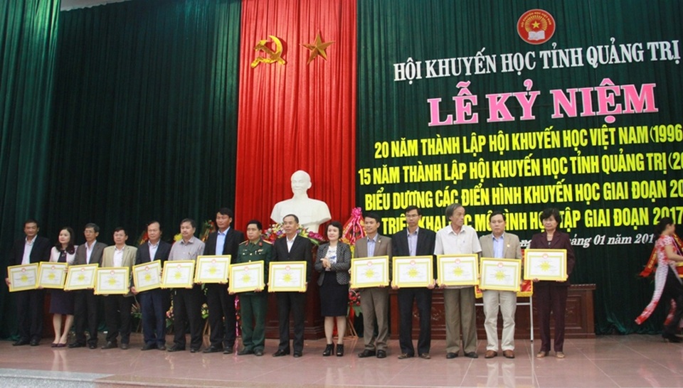 Hội Khuyến học tỉnh Quảng Trị: 15 năm, huy động gần 260 tỷ đồng - 3 Bà Hồ Thị Thu Hằng, Trưởng ban Tuyên giáo tỉnh Quảng Trị tặng Bằng khen cho các cá nhân có thành tích.