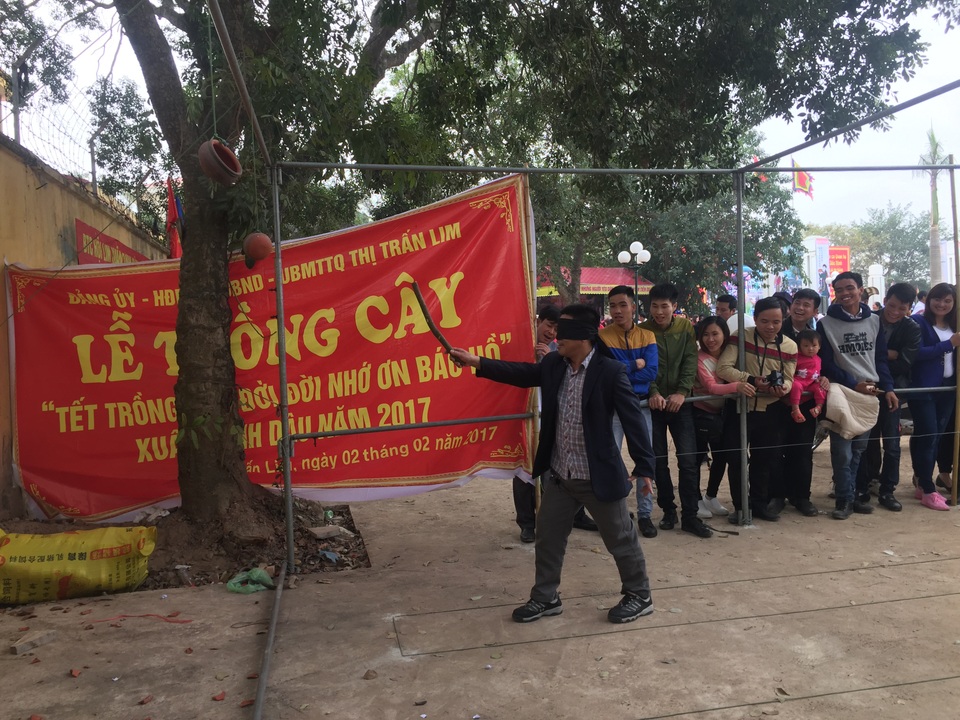 Sôi động trước giờ khai hội vùng Lim - 1 Du khách tham gia chơi đập niêu