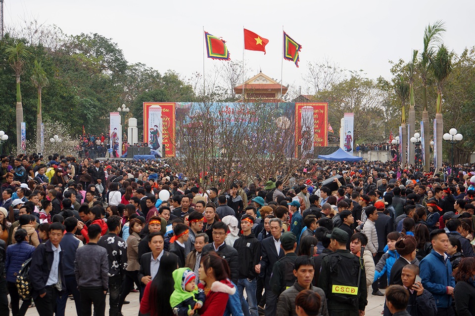 Bắc Ninh: Hàng vạn người đổ về dự hội Lim - 2 Khu vực sân khấu chính thường xuyên diễn ra giao lưu hát quan họ được đông đảo du khách quan tâm hơn cả.