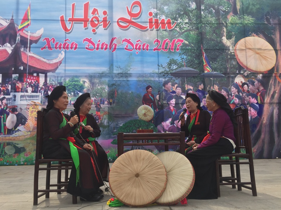 Sôi động trước giờ khai hội vùng Lim - 3
Các nghệ nhân cao tuổi hát đối đáp