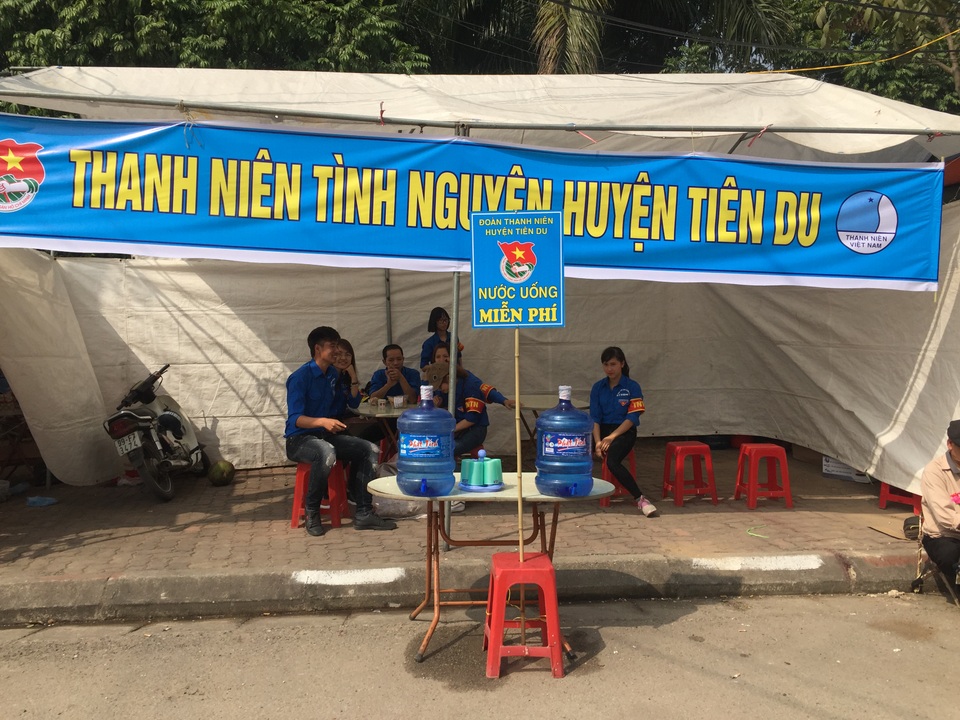 Sôi động trước giờ khai hội vùng Lim - 6 Điểm uống nước miễn phí