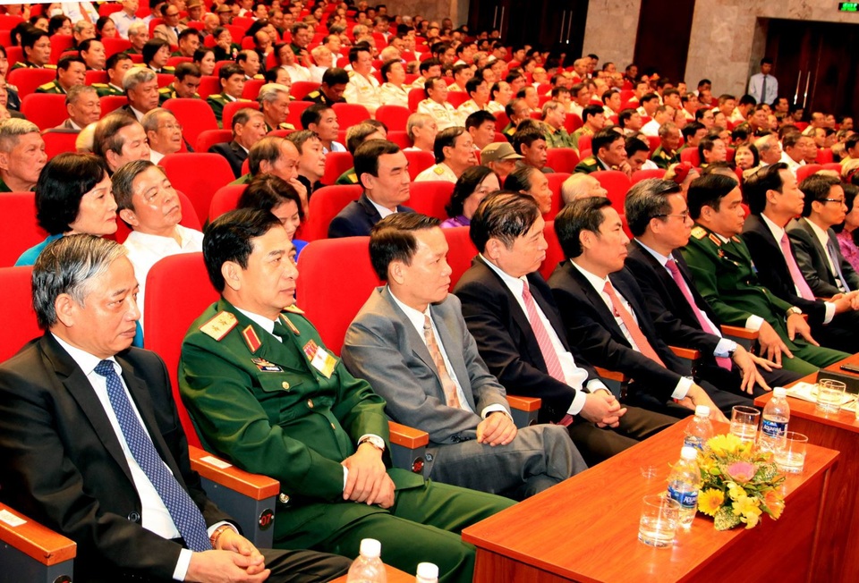 “Máu đào các liệt sĩ đã nhuộm thắm lá cờ Tổ quốc” - 3
Đại diện nhiều ban, bộ ngành tới dự Hội nghị