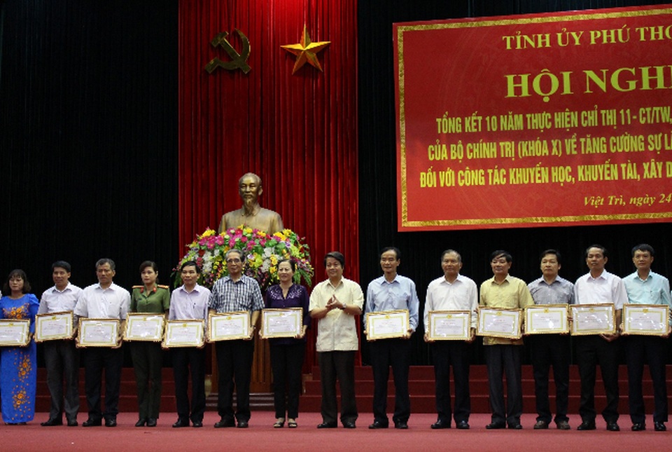 Phú Thọ tổng kết 10 năm thực hiện chỉ thị 11-CT/TƯ của Bộ Chính trị về khuyến học, khuyến tài - 2 17 tập thể, 16 cá nhân được nhận bằng khen thực hiện xuất sắc chỉ thị 11 - CT/TƯ.