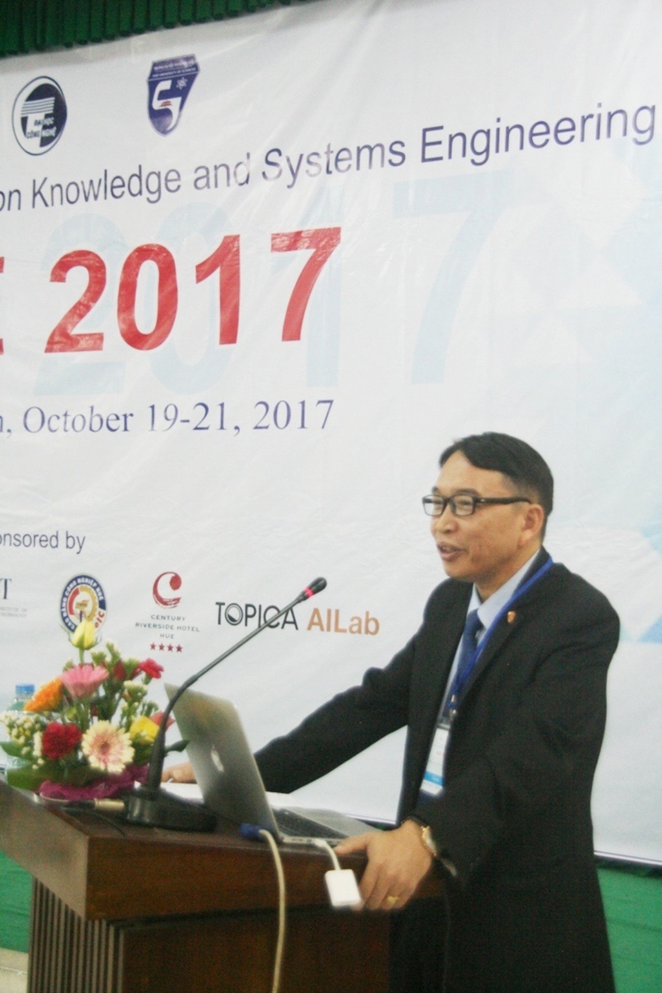 Bàn về Kỹ nghệ tri thức và Hệ thống trong thời đại mới - 1 PGS.TS. Nguyễn Quang Linh, Giám đốc Đại học Huế phát biểu bằng tiếng Anh chào mừng khai mạc Hội nghị Quốc tế về Kỹ nghệ Tri thức và Hệ thống lần thứ 9