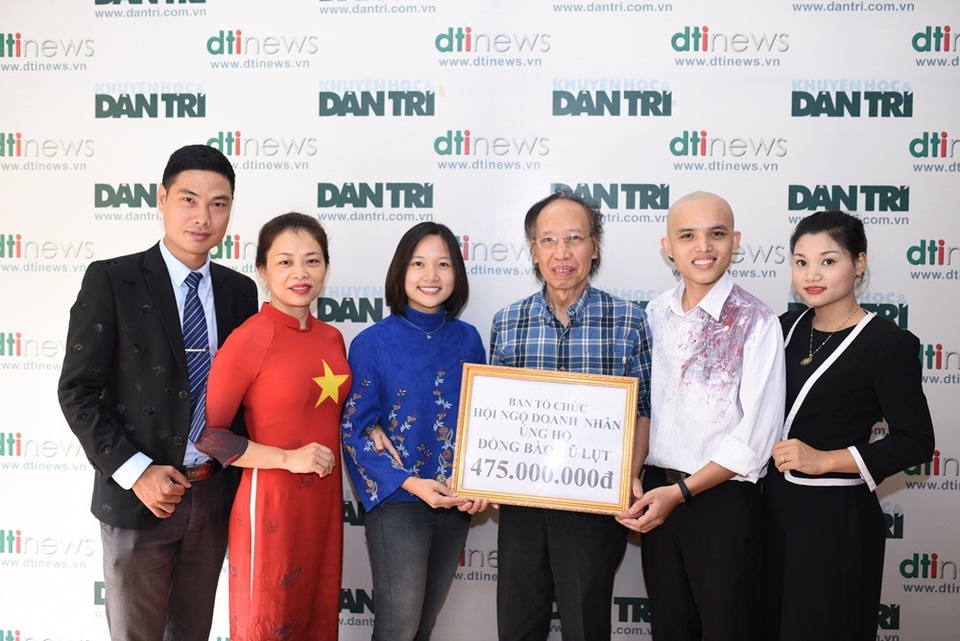 BTC Hội ngộ doanh nhân ủng hộ đồng bào lũ lụt 475 triệu đồng - 1 Nhà báo Phạm Huy Hoàn, TBT báo điện tử Dân trí, Giám đốc Quỹ Nhân ái đại diện tiếp nhận số tiền đóng góp của các nhà hảo tâm giúp đỡ người dân vùng lũ.