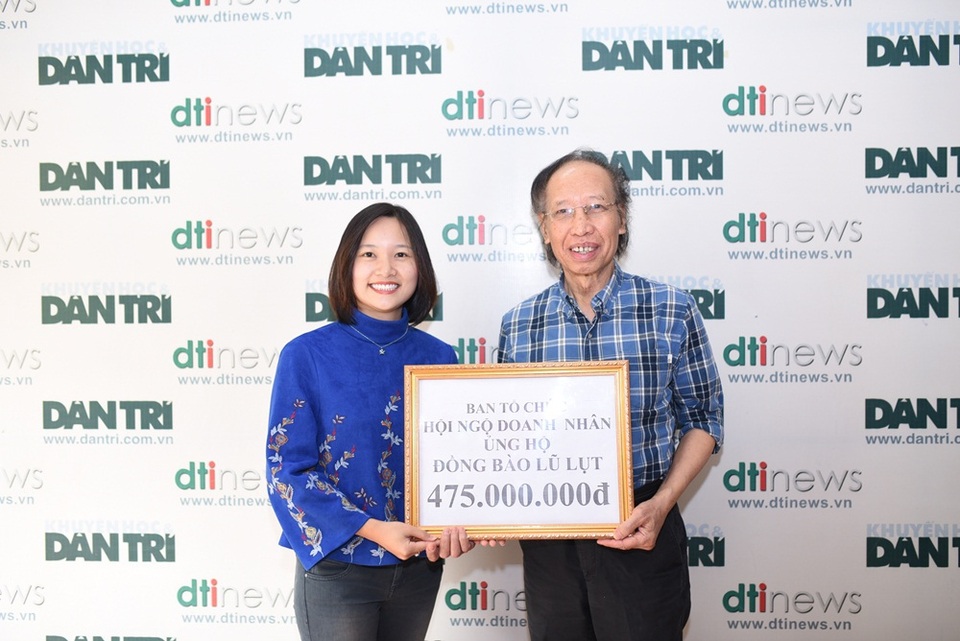 BTC Hội ngộ doanh nhân ủng hộ đồng bào lũ lụt 475 triệu đồng - 3 Nhà báo Phạm Huy Hoàn, TBT báo điện tử Dân trí, Giám đốc Quỹ Nhân ái và bà Phạm Thị Kim Thơm - Giám đốc Công ty TNHH Drossapharm Á Châu (Việt Nam) - người đấu giá thành công chiếc áo dài dát vàng ủng hộ từ thiện 460 triệu đồng.