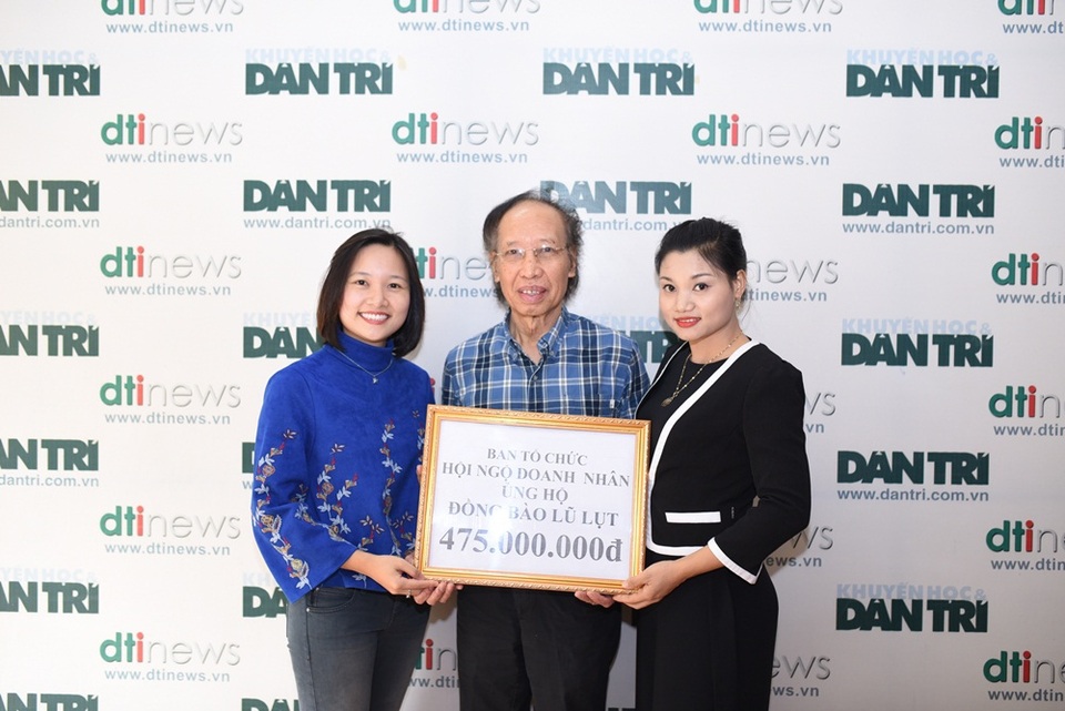 BTC Hội ngộ doanh nhân ủng hộ đồng bào lũ lụt 475 triệu đồng - 4 Bà Tống Thị Hường (Giám đốc hệ thống phòng tập Passion Fitness) (Ngoài cùng bên phải) khẳng định, việc tiết kiệm tiền để hoạt động từ thiện đã trở thành việc làm hàng ngày, là động lực của các nhân viên trong hệ thống phòng tập Passion Fitness.