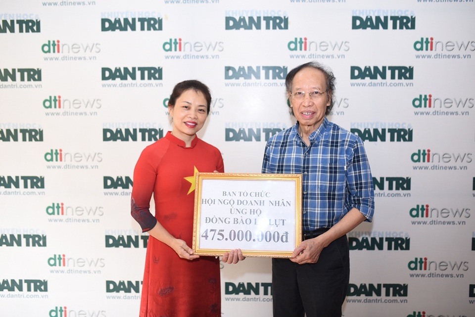 BTC Hội ngộ doanh nhân ủng hộ đồng bào lũ lụt 475 triệu đồng - 5 Bà Nguyễn Thị Thu Hương (Chủ tịch tập đoàn Halocaba) (bìa trái) rất mong có thể tiếp tục đồng hành cùng Quỹ Nhân ái của báo Dân trí để giúp đỡ nhiều hơn những trường hợp cụ thể.