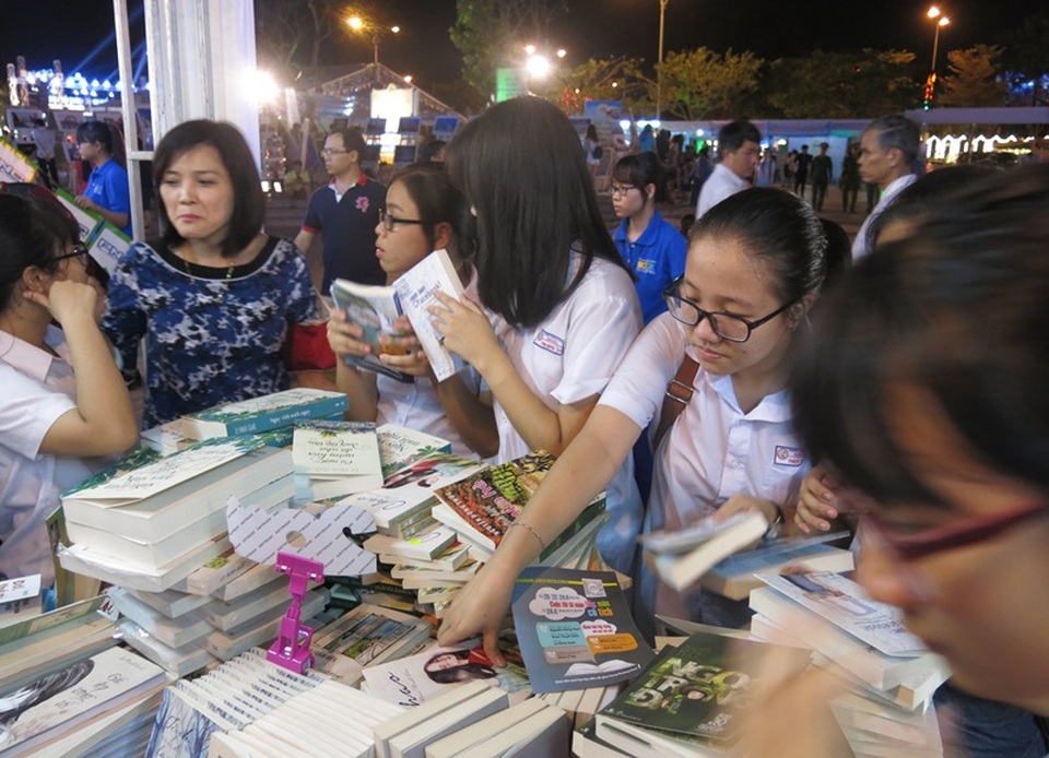 “Tận hưởng niềm vui đọc sách” ở Đà Nẵng - 1 Hội sách Hải Châu - Đà Nẵng 2017 sẽ diễn ra từ ngày 19/4 - 22/4 tới tại bờ tây cầu Rồng