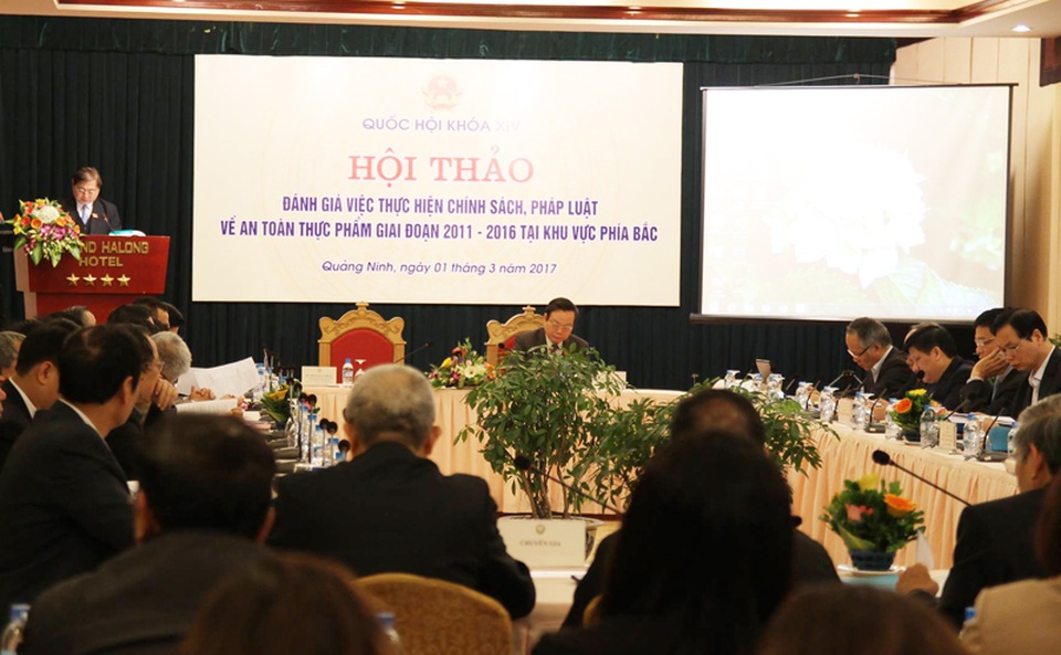 Thuốc kháng sinh, hoóc môn tăng trưởng và điểm “mắc” trong quản lý an toàn thực phẩm - 1 Phó Chủ tịch Quốc hội Phùng Quốc Hiển chủ trì hội thảo tại Quảng Ninh khi đi giám sát vấn đề quản lý an toàn thực phẩm tại địa bàn này.