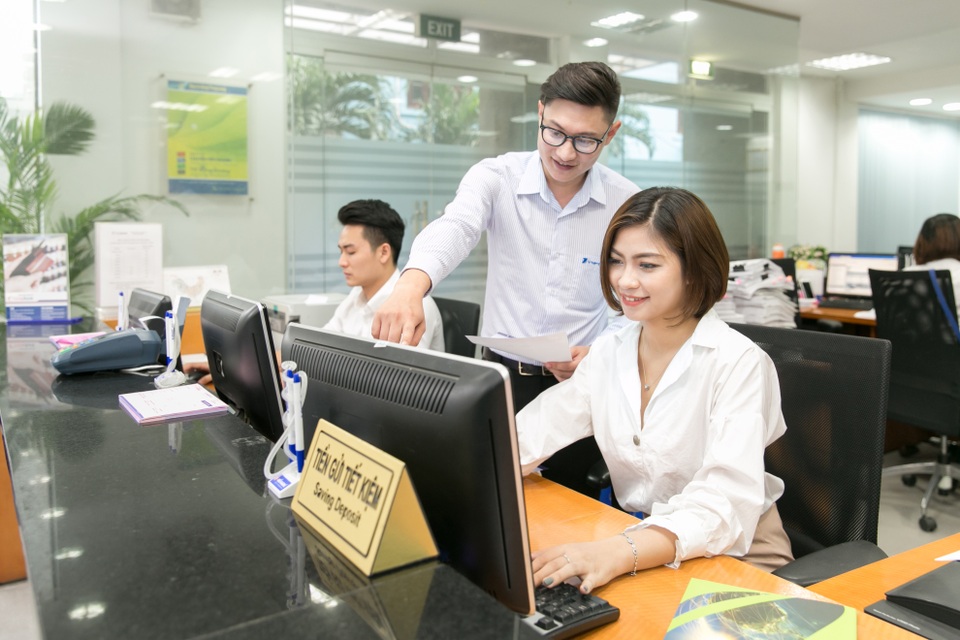 
Nhân viên VNPT hướng dẫn khách hàng cài đặt và sử dụng hóa đơn điện tử
