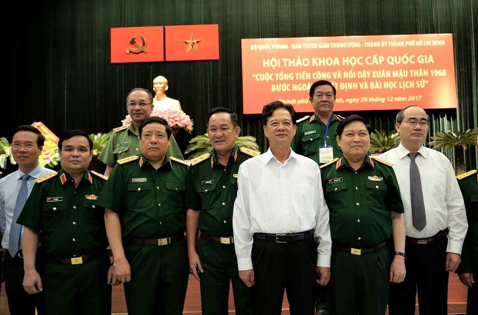 Chiến thắng Xuân Mậu Thân 1968 là bước ngoặt quyết định lịch sử dân tộc - 3
Nguyên Thủ tướng Nguyễn Tấn Dũng, Trưởng Ban Tuyên giáo Trung ương Võ Văn Thưởng, Bí thư Thành ủy TPHCM Nguyễn Thiện Nhân chụp ảnh kỷ niệm cùng lãnh đạo, nguyên lãnh đạo Bộ Quốc phòng.