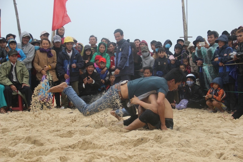 Ngư dân Quảng Trị tưng bừng mở hội cầu mùa đầu năm - 8 Đô vật nào thắng 4 trận liên tiếp sẽ giành quyền vào chơi trận chung kết