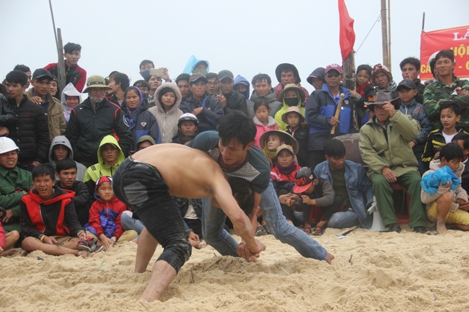 Ngư dân Quảng Trị tưng bừng mở hội cầu mùa đầu năm - 7 Trên sân vật, các trai tráng thi đấu trong sự cổ vũ nhiệt tình của khán giả