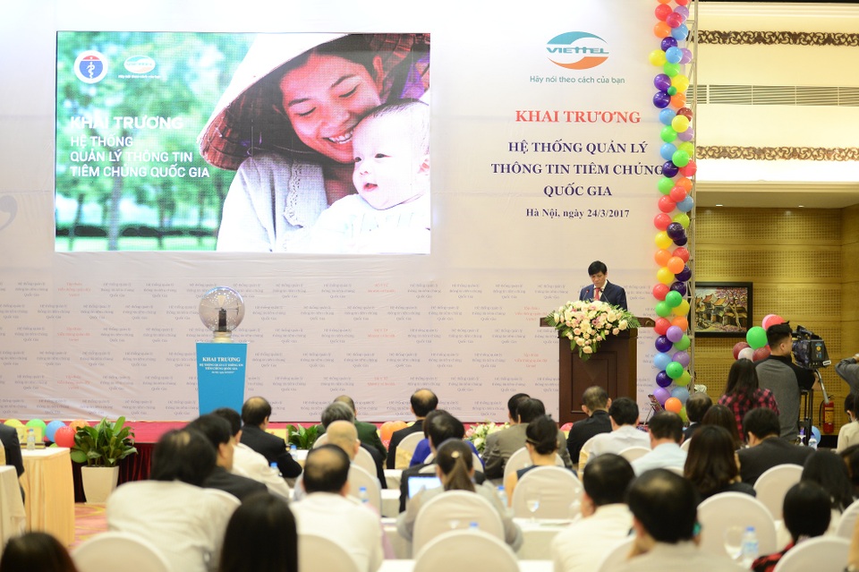 “Hệ thống quản lý thông tin tiêm chủng quốc gia là đột phá của cả ngành Y tế” - 2
“Qua quá trình làm việc với Viettel, chúng tôi thấy rằng điều quan trọng nhất của những người làm kỹ thuật của Viettel để xây dựng hệ thống này là họ biết lắng nghe cán bộ y tế cơ sở”, Thứ trưởng Bộ Y tế - Nguyễn Thanh Long