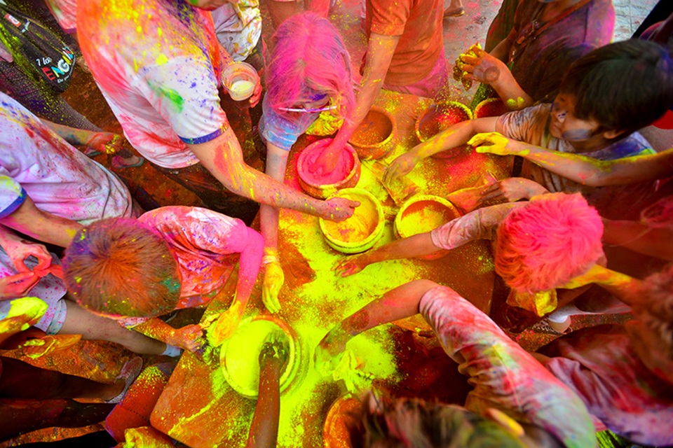 Bạn trẻ “quậy thả ga" trong lễ hội ném bột màu Ấn Độ - 2 Holi là một lễ hội mùa Xuân phổ biến ở Ấn Độ, Nepal và Nam Á. Hiện nay, lễ hội này đang được phổ biến trên toàn thế giới.