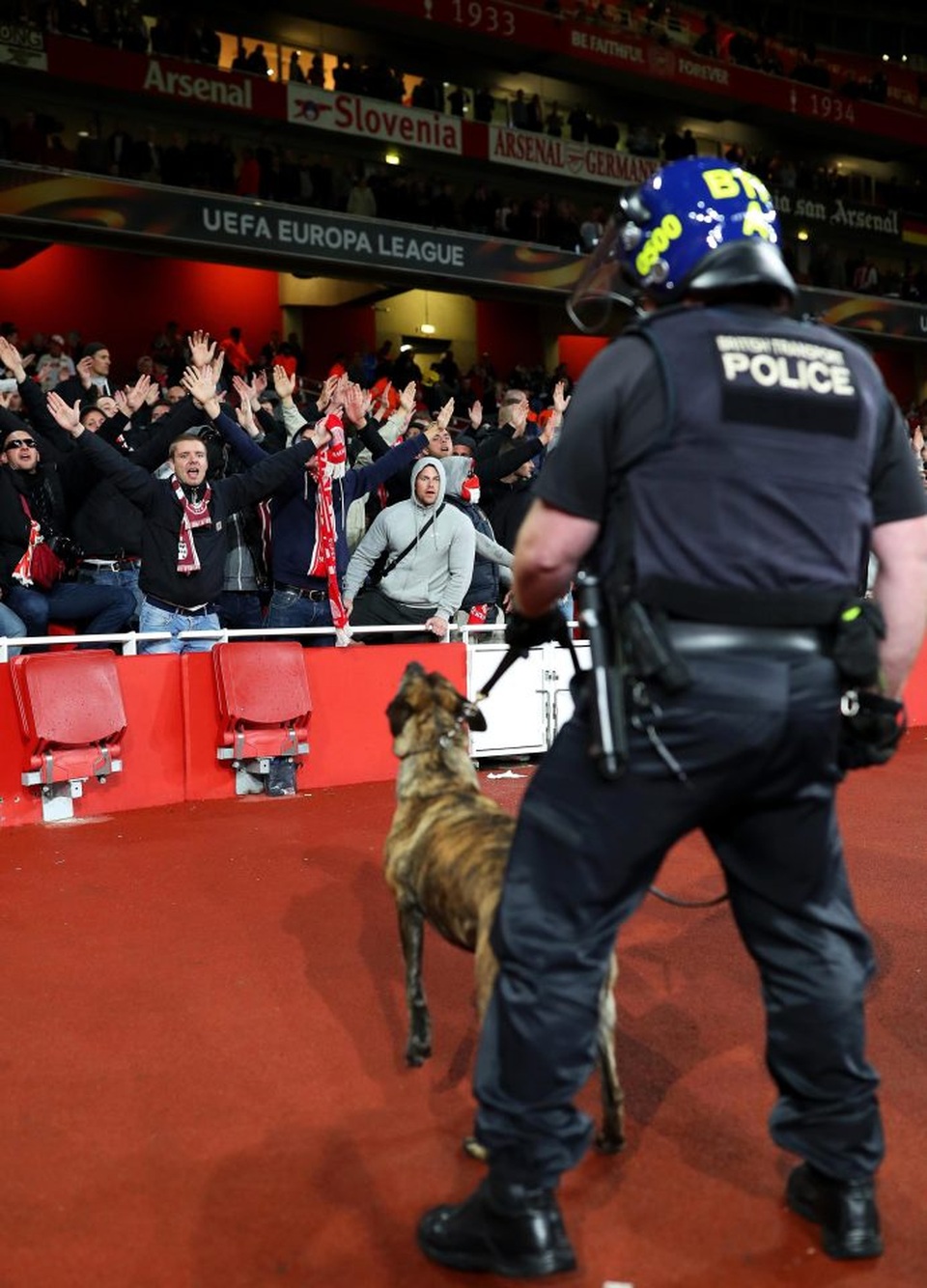 Hàng nghìn CĐV Đức thách thức cảnh sát