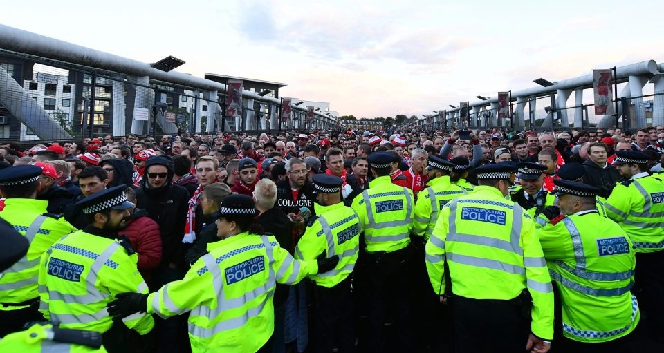 Hàng nghìn holigan trà trộn CĐV Arsenal, ẩu đả dữ dội ở sân Emirates - 8