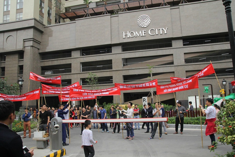Mua nhà chung cư: "Sáng suốt đến mấy gặp chủ đầu tư không có tâm cũng khó" - 1 Cư dân Home City nhiều lần xuống đường căng băng rôn đòi địa chỉ nhà.