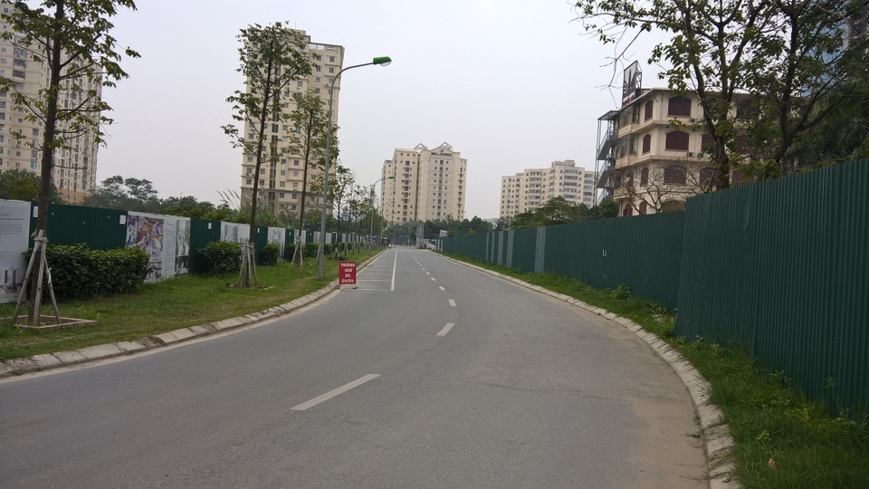 Cư dân Home city tố bị "ép" đi đường vòng vào căn hộ, Chủ đầu tư nói gì? - 4 Một đoạn đường vòng có vạch kẻ đường trông xe nổi