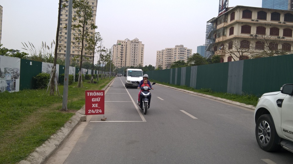 Cư dân Home city tố bị "ép" đi đường vòng vào căn hộ, Chủ đầu tư nói gì? - 8 Đường vào khu đô thị, hai xe ô tô đi rất chật, nếu có xe trông giữ, hai xe ô tô và 1 xe máy không thể di chuyển