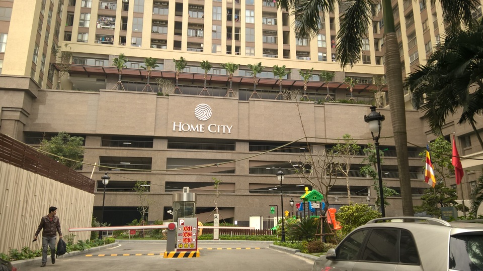 Cư dân Home city tố bị "ép" đi đường vòng vào căn hộ, Chủ đầu tư nói gì? - 7 Khuôn viên cổng chính 177 Trung Kính của khu đô thị được lập trạm kiểm soát xe ra vào.