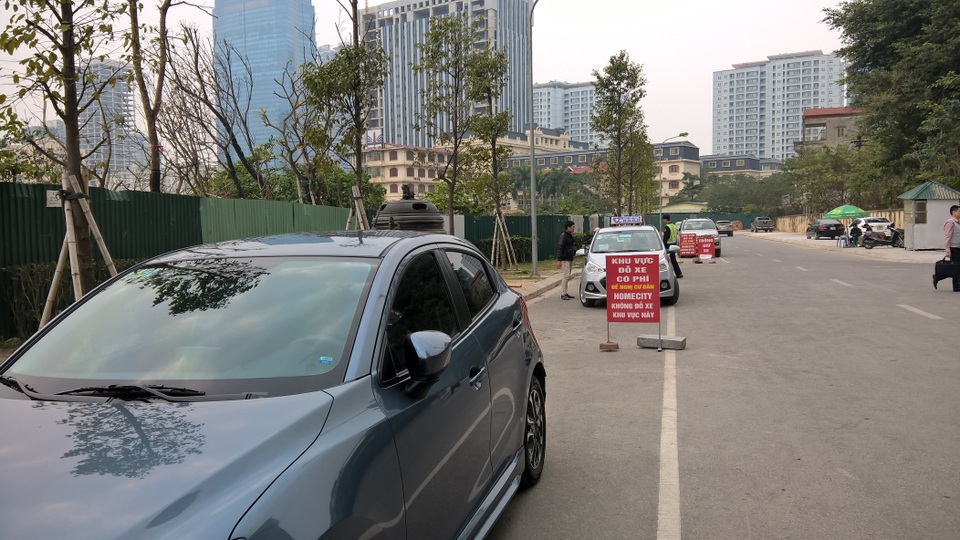 Cư dân Home city tố bị "ép" đi đường vòng vào căn hộ, Chủ đầu tư nói gì? - 5 Cư dân khu đô thị Home City gửi xe tại đây phải trả phí