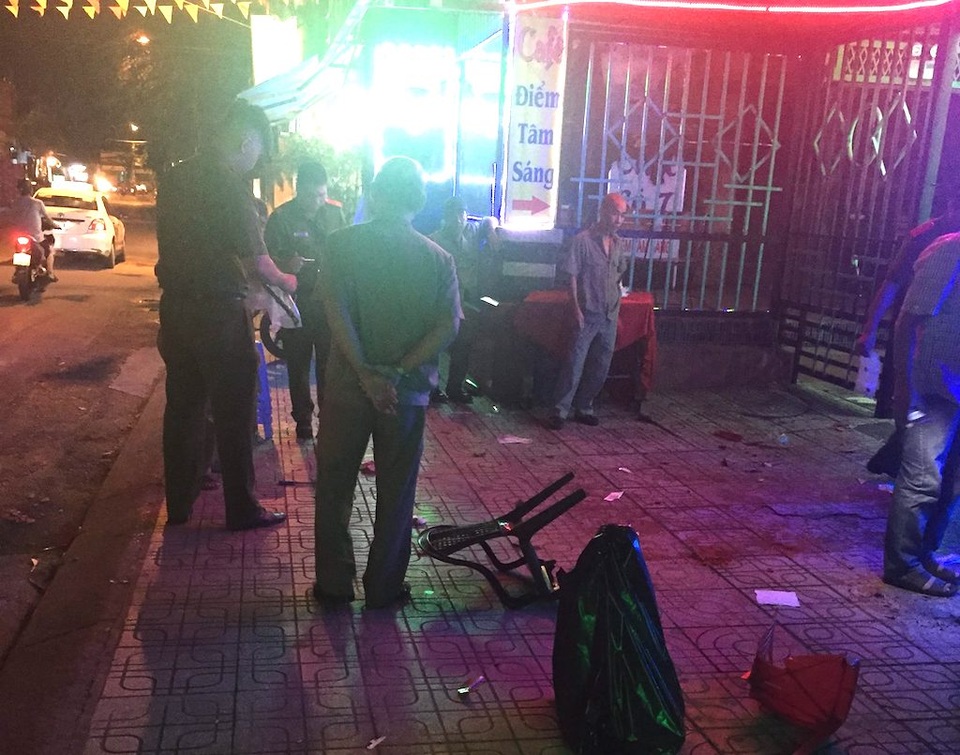 Truy bắt nhóm thanh niên hỗn chiến trước phòng trà - 1 Hiện trường vụ hỗn chiến giữa 2 nhóm thanh niên khiến 3 người bị thương