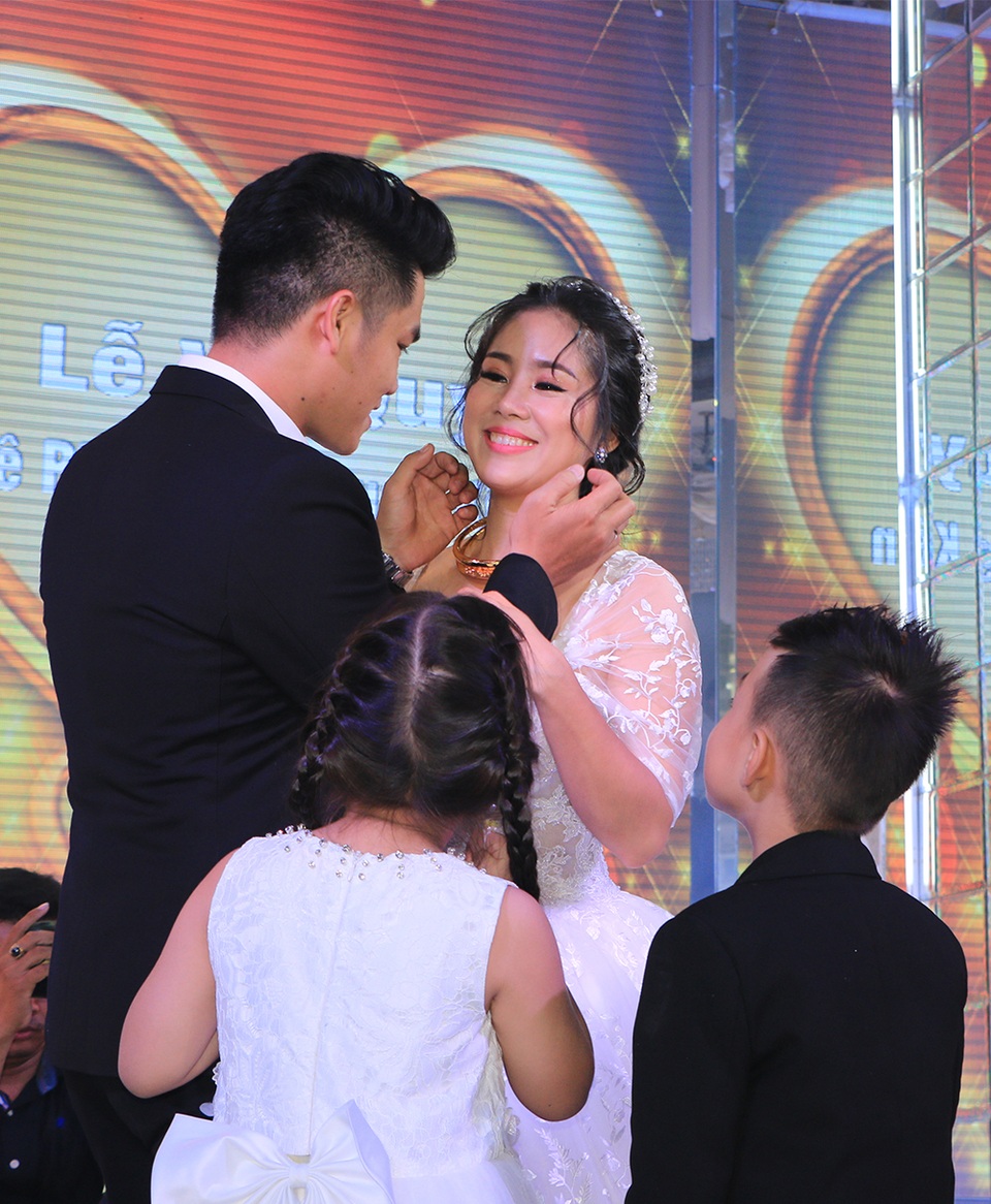 Chồng kém 7 tuổi đắm đuối hôn Lê Phương "cả phút" trong tiệc cưới - 8