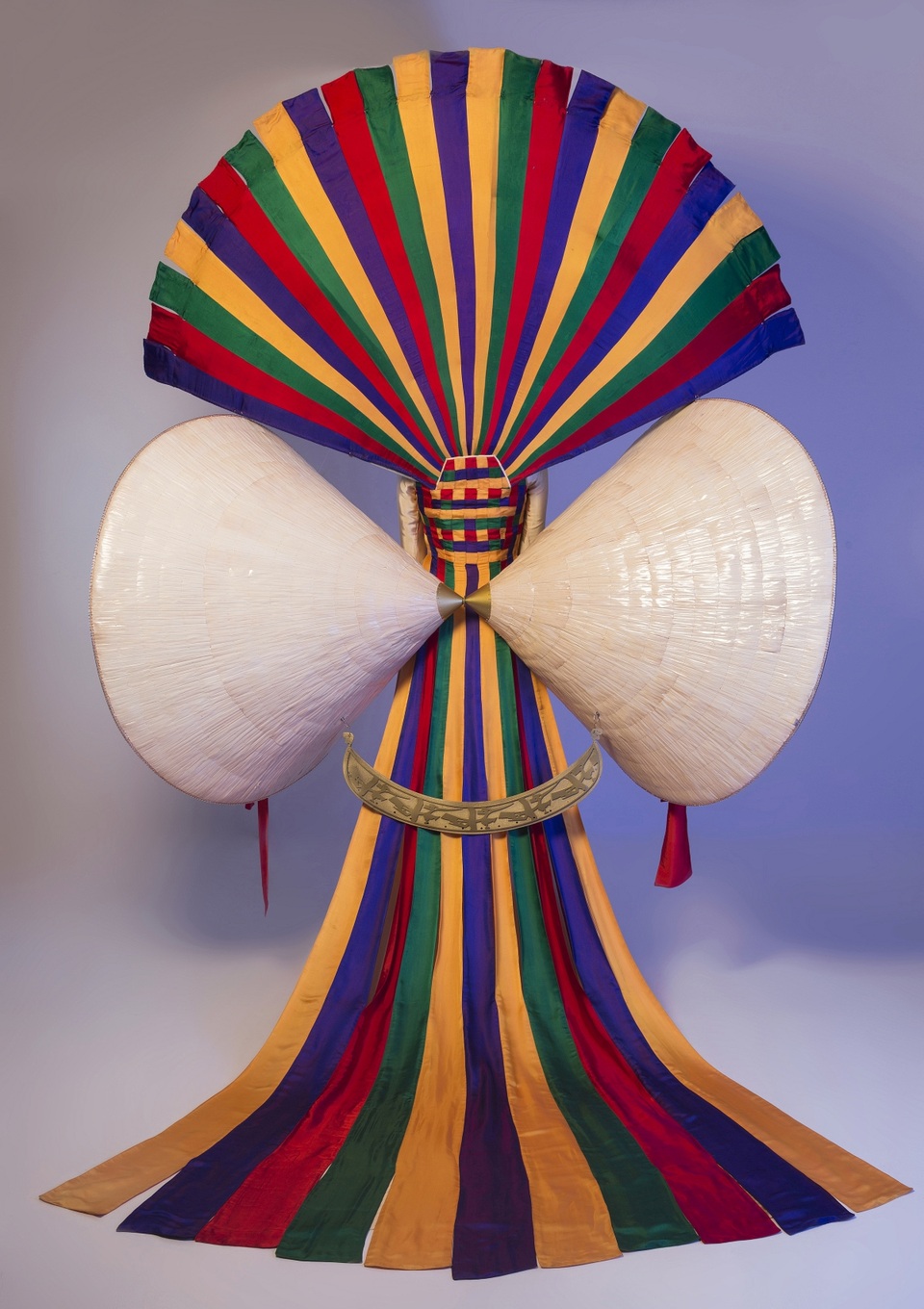 Phần cánh của bộ trang phục được phóng tác từ hình ảnh Trống Đồng như một niềm tự hào của dòng chảy lịch sử, sự chuyển tiếp, giao thoa giữa giá trị cổ xưa và nay.