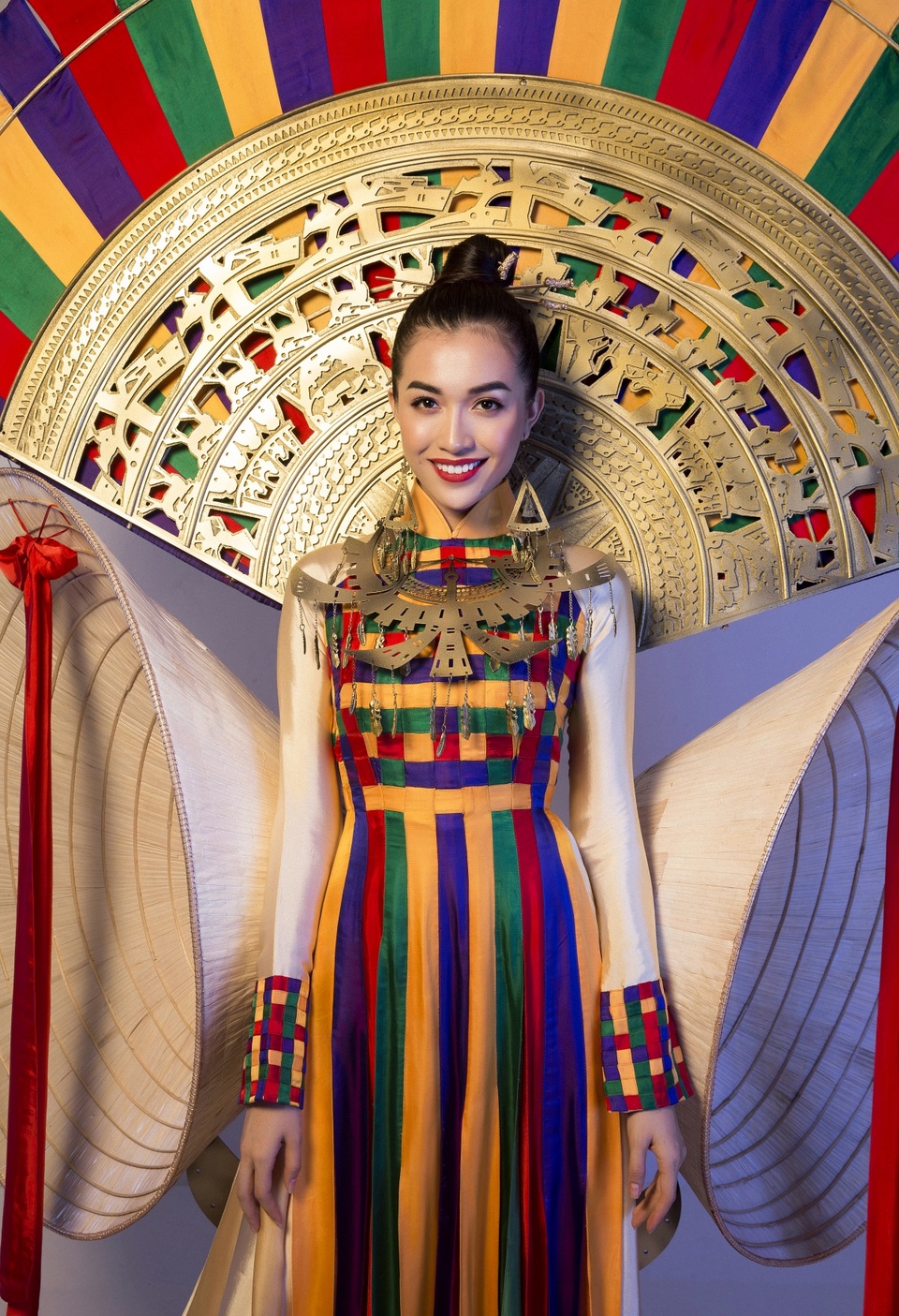 Trang phục vẫn toát lên không khí tưng bừng của lễ hội với cách phối đa màu, chất liệu thiên nhiên thuần Việt như lụa tơ tằm Hà Đông, lá, mây, tre, đồng giả cổ... Với sự nỗ lực làm mới hình ảnh áo dài quen thuộc từ chính những chi tiết văn hoá dân tộc, Hồn Việt nhận được sự đánh giá cao của ban giám khảo cũng như ủng hộ từ khán giả cả nước.