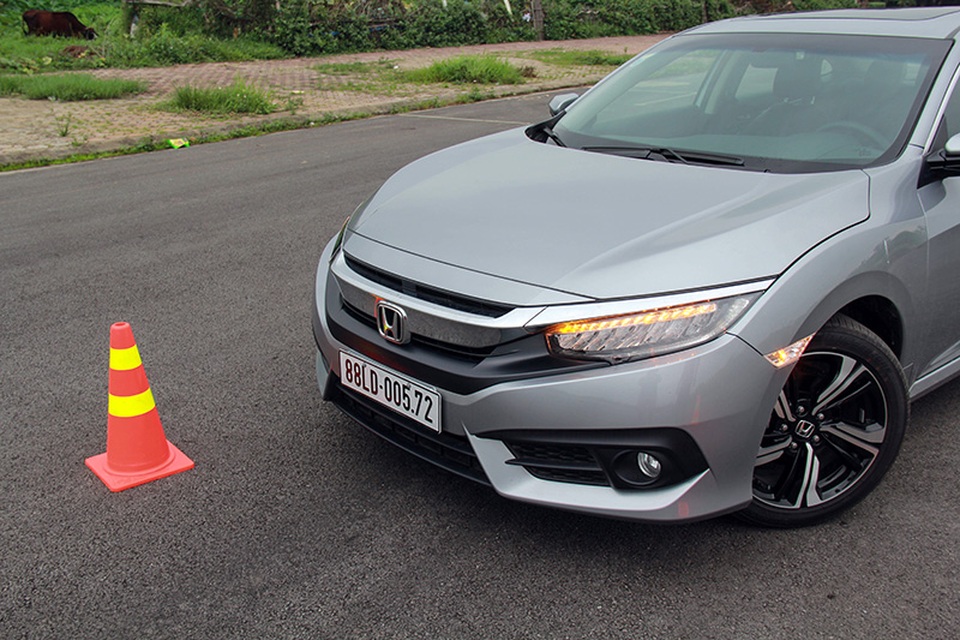 Honda Civic mới - Gia nhập cuộc chơi tăng áp - 2 Honda Civic mới có hàng loạt tính năng điện tử hỗ trợ như hệ thống trợ lực lái điện thích ứng, chế độ lái tiết kiệm nhiên liệu, camera lùi với ba góc quay...