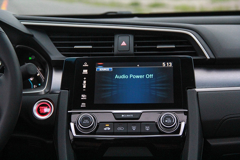 Honda Civic mới - Gia nhập cuộc chơi tăng áp - 12 Hệ thống giải trí hoàn toàn mới với màn hình ảm ứng 7 với 8 loa có hỗ trợ kết nối HDMI, bluetooth, USB...