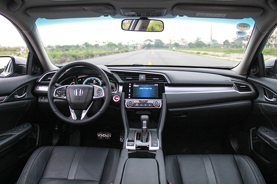Honda Civic mới - Gia nhập cuộc chơi tăng áp - 10
Thiết kế nội thất mới của Honda Civic turbo với ghế lái chỉnh điện 8 hướng, cửa sổ trời, hệ thống khởi động bằng nút bấm và chìa khóa thông minh... Ngoài ra, xe này còn được trang bị hệ thống điều hòa tự động đi kèm khe gió cho hàng ghế sau