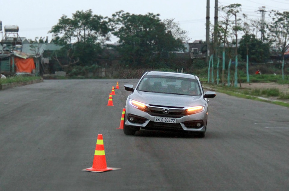 Honda Civic mới - Gia nhập cuộc chơi tăng áp - 14 Honda Civic thế hệ thứ 10 tại Việt Nam được trang bị hệ thống phanh đĩa cả bốn bánh có hỗ trợ ABS/EBD/BA đi kèm với hệ thống cân bằng điện tử VSA, hệ thống đánh lái chủ động AHA, hệ thống kiểm soát lực kéo, hệ thống hỗ trợ khởi hành ngang dốc và hệ thống túi khí xung quanh xe...