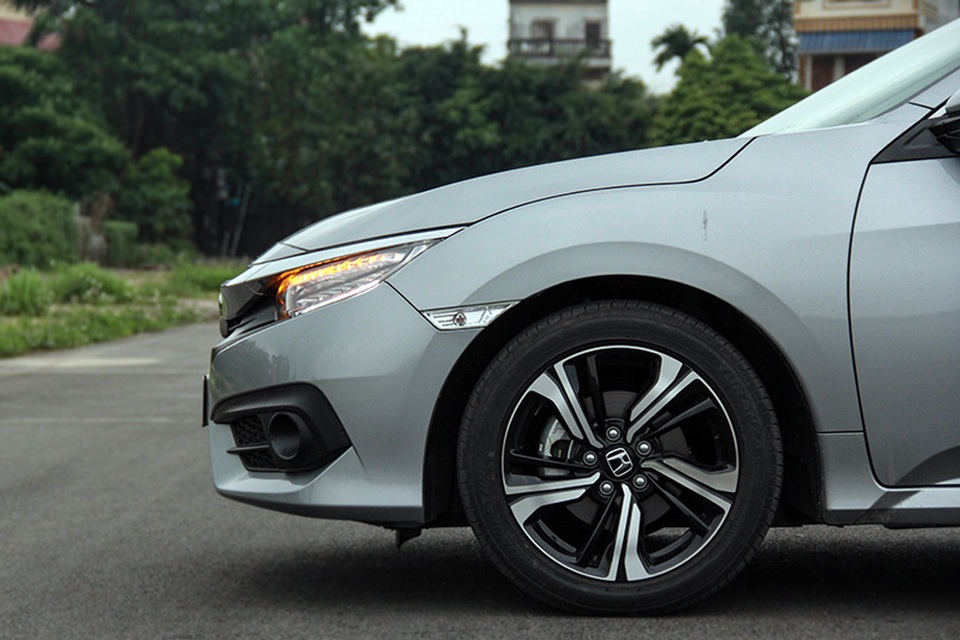 Honda Civic mới - Gia nhập cuộc chơi tăng áp - 9 Bộ mâm hơm kim 17 thiết kế mới cùng đèn báo rẽ tích hợp trên hốc lốp