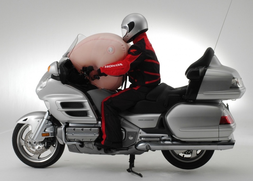 Honda thử nghiệm lắp túi khí cho xe tay ga PCX - 2 Honda thử nghiệm lắp túi khí cho xe tay ga PCX - 2