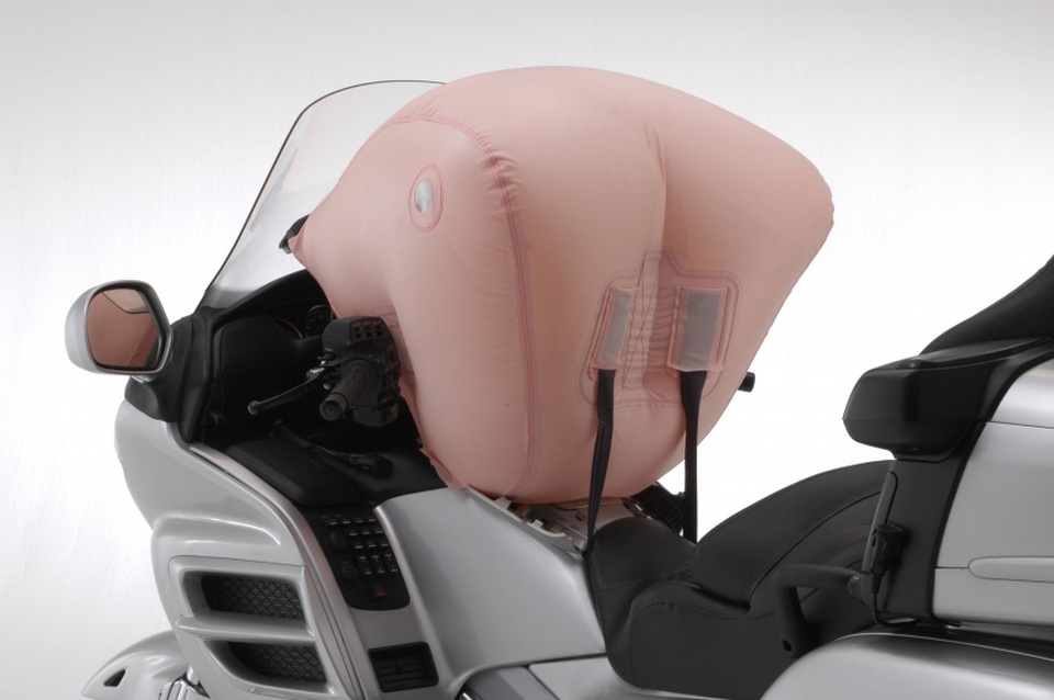 Honda thử nghiệm lắp túi khí cho xe tay ga PCX - 3 Honda thử nghiệm lắp túi khí cho xe tay ga PCX - 3