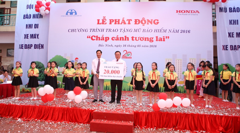 Honda đã đóng góp gì cho giao thông Việt Nam? - 7 Lễ phát động chiến dịch trao tặng 20.000 MBH - Cùng Honda chắp cánh tương lai