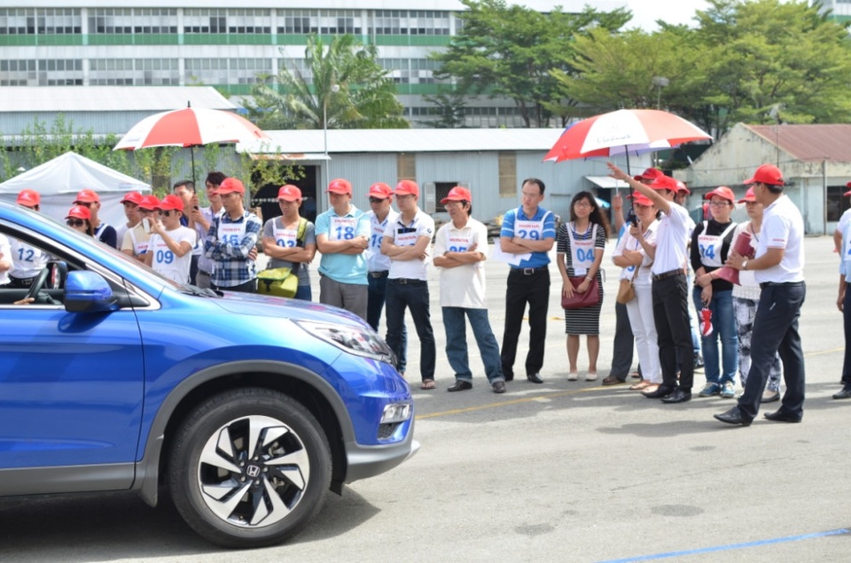 Honda Việt Nam khuyến khích các đại lý hướng dẫn lái xe an toàn cho khách hàng - 3 Honda Việt Nam khuyến khích các đại lý hướng dẫn lái xe an toàn cho khách hàng - 3