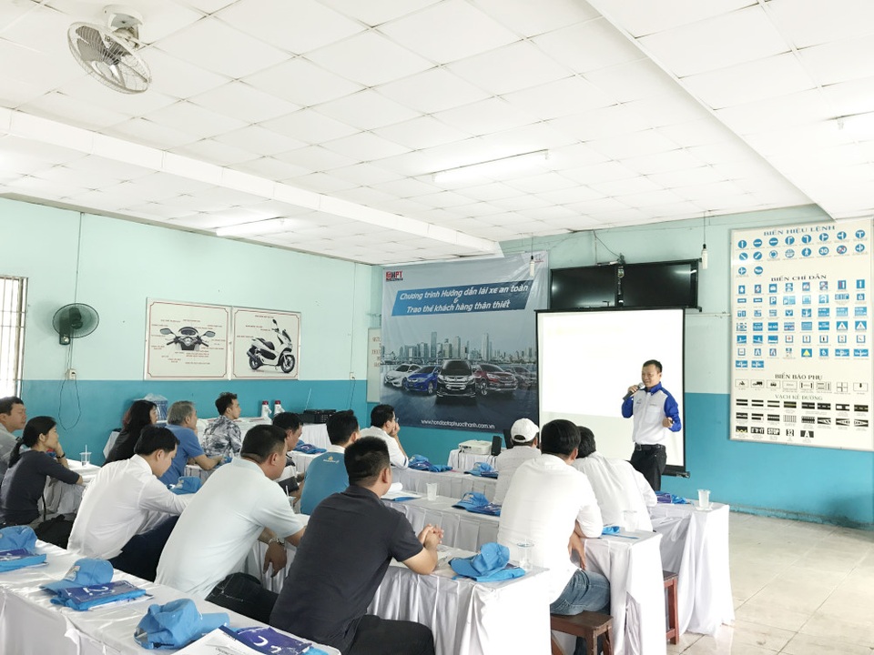 Honda Việt Nam khuyến khích các đại lý hướng dẫn lái xe an toàn cho khách hàng - 2 Honda Việt Nam khuyến khích các đại lý hướng dẫn lái xe an toàn cho khách hàng - 2