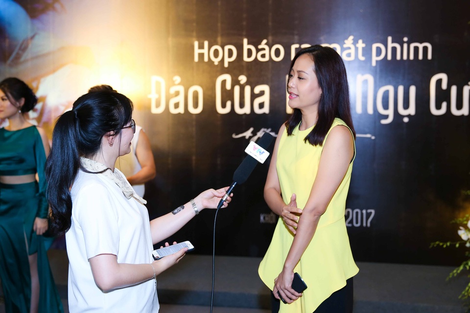 Dàn sao Việt lộng lẫy đến xem phim có nhiều "cảnh nóng" của Hồng Ánh - 4 Trong buổi giao lưu, đạo diễn Hồng Ánh xúc động cho biết bộ phim đầu tay đã được cô ấp ủ thực hiện suốt 10 năm. Dù phải vượt qua không ít khó khăn, vất vả, song Hồng Ánh tự hào khi được làm việc chung với các cộng sự, dàn diễn viên luôn nỗ lực hết mình với dự án.