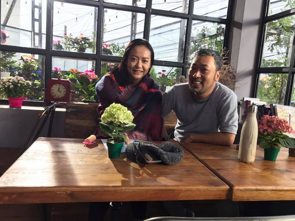 Xuân Bắc - Tự Long khoe ảnh "hổ báo", Đức Phúc lần đầu selfie sau phẫu thuật - 9 Đạo diễn Nguyễn Quang Dũng chia sẻ ảnh chụp cùng đạo diễn - diễn viên Hồng Ánh, bất ngờ anh chia sẻ cô là bạn học cùng thời của anh ngày xưa, anh viết: Bạn học hơn 25 năm trước giờ mới bắt đầu hẹn hò. Có một sự hối hận nhẹ 25 năm qua. Cafe mở bài ... đôi bạn ngày xưa học chung 1 lớp...