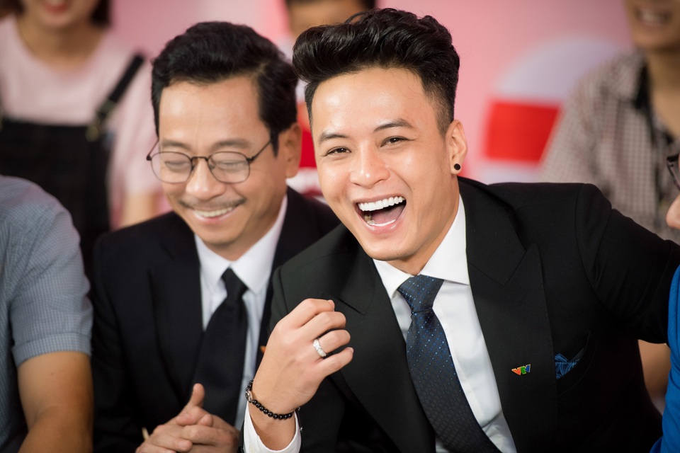 “Lương Bổng” không mong Người phán xử có phần 2, “cô Đẩu” trẻ trung bên bạn gái - 4 Khoảnh khắc vui vẻ cười thả ga của ông trùm Phan Quân và Lê Thành (nam diễn viên Hồng Đăng).