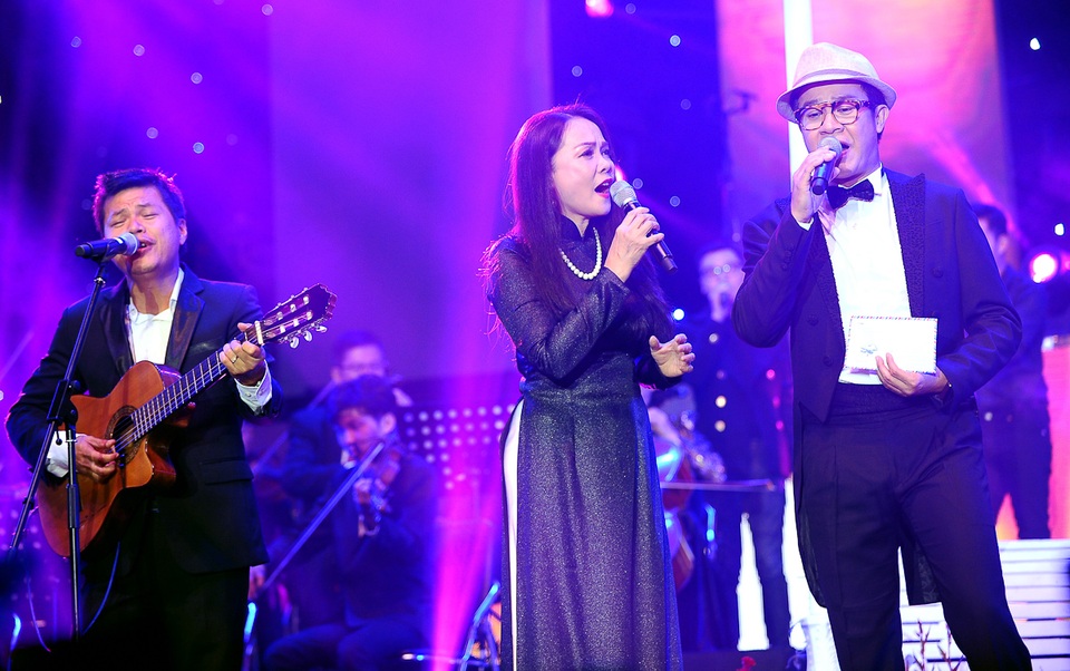 Hồng Hạnh và Thái Hòa cùng kết đôi trong ca khúc Tuổi đá buồn đầy tình cảm.