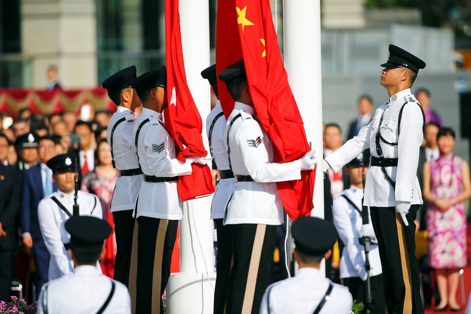 Hong Kong kỷ niệm 20 năm được trao trả về Trung Quốc - 2 Lễ thượng cờ đã được diễn ra trước sự chứng kiến của các quan khách và người dân tham dự lễ kỷ niệm. Quốc kỳ Trung Quốc và khu kỳ Hong Kong cùng được kéo lên tại Quảng trường Kim Tử Kinh.