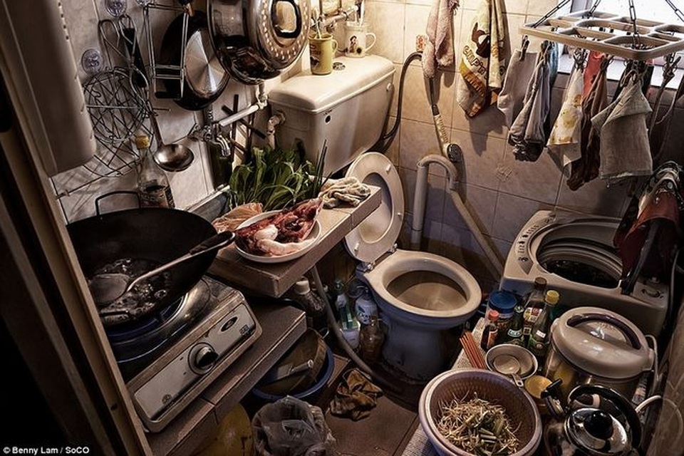 200 nghìn dân Hong Kong đang nhồi nhét trong “nhà quan tài” - 4 Bếp nấu ngay cạnh toilet.