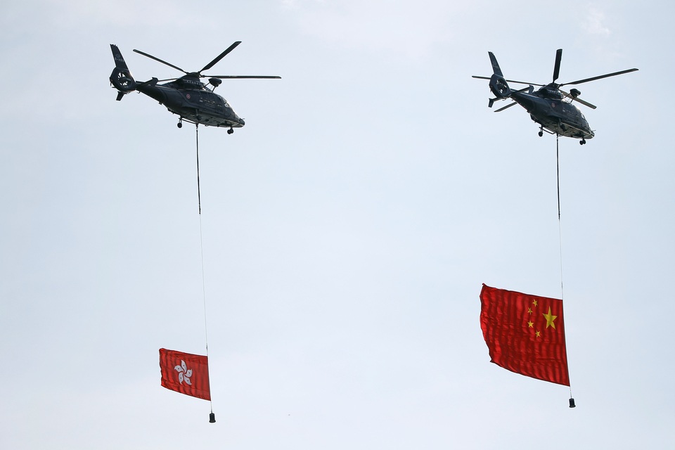 Hong Kong kỷ niệm 20 năm được trao trả về Trung Quốc - 7 Các trực thăng của đội nghi lễ mang quốc kỳ Trung Quốc và khu kỳ Hong Kong bay lượn vòng trên Quảng trường Kim Tử Kinh tại lễ kỷ niệm 20 năm Hong Kong được Anh trao trả về Trung Quốc.