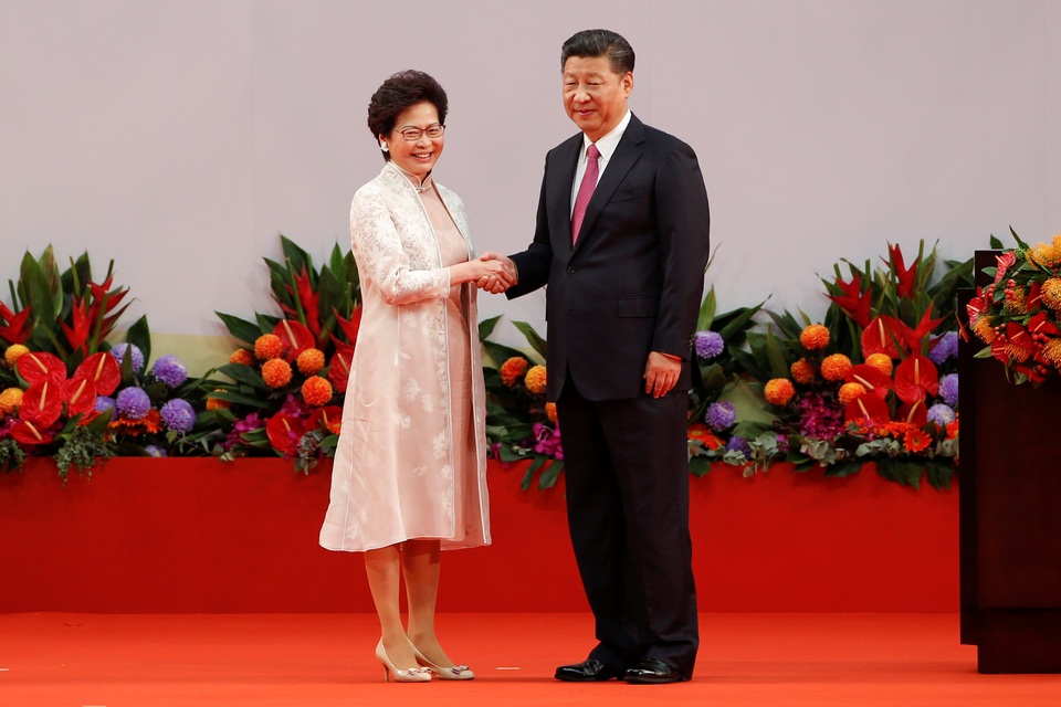 Hong Kong kỷ niệm 20 năm được trao trả về Trung Quốc - 12 Bà Lâm Trịnh Nguyệt Nga bắt tay ông Tập Cận Bình sau khi tuyên thệ nhâm chức.